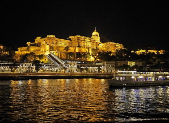 budapest-at-night-1297606_1920